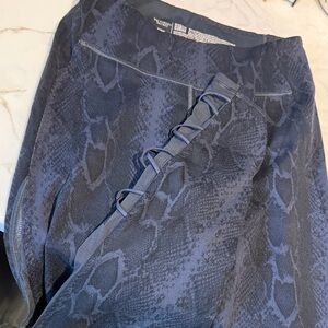 Victoria secret leggings workout pants size medium blue reptile print